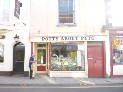 08 Mercer Row, Louth, Potty About Pets
