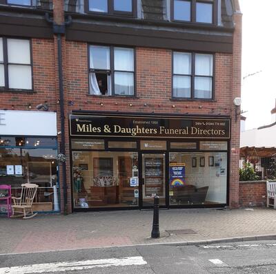 105 High Street Crowthorne   Miles & Daughter